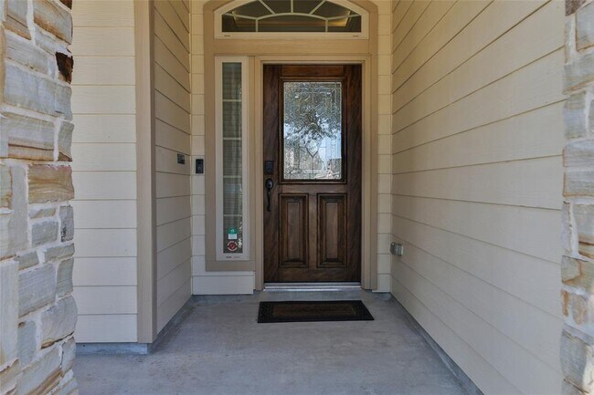 Building Photo - 10015 White Pines Dr