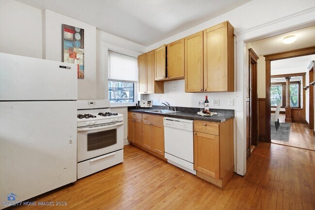 Foto del edificio - 2774 N Kenmore Ave