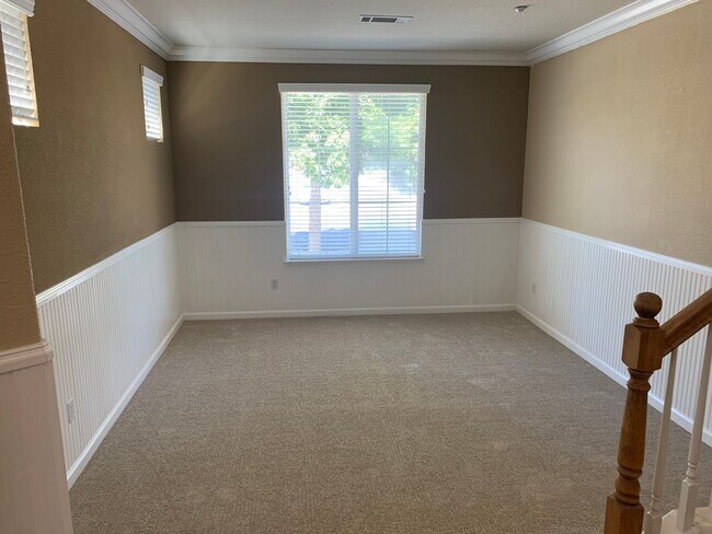 Building Photo - Beautiful 4 Bedroom, 2.5 Bath Brentwood Ro...