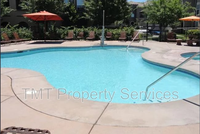 Foto del edificio - 5350 Dunlay Dr