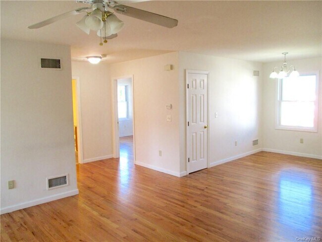 Foto del edificio - 74 N Main St