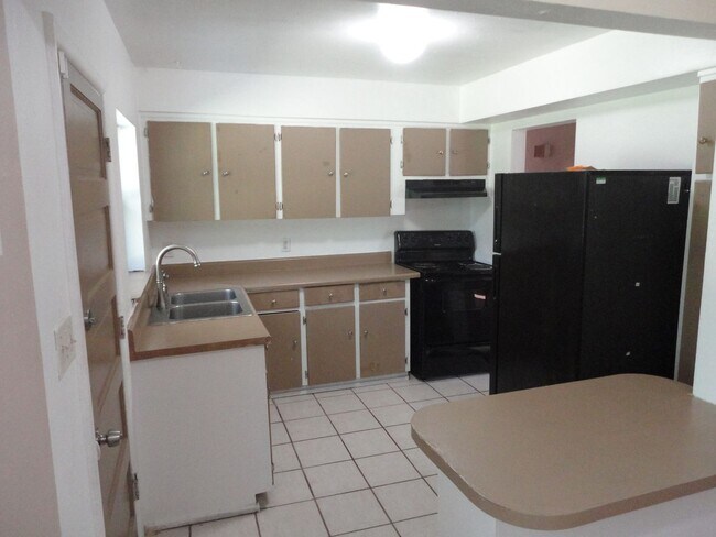 Building Photo - Nice 4 bedroom/2 Bathroom home