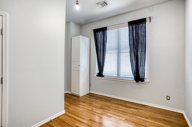Building Photo - 4223 Buena Vista St