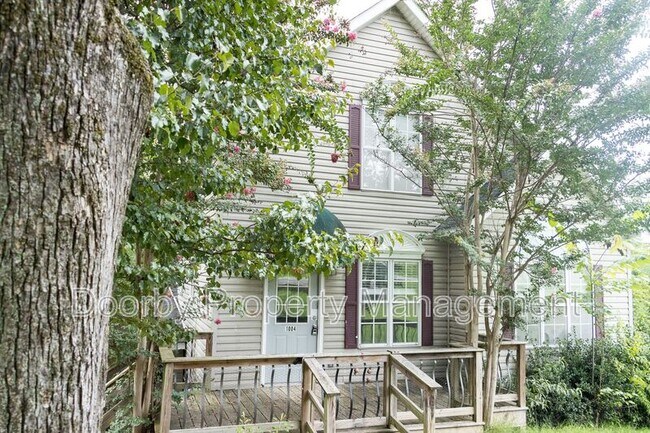 Building Photo - 1004 Roselawn Dr