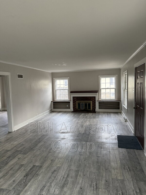 Building Photo - 700 SW Macvicar Ave