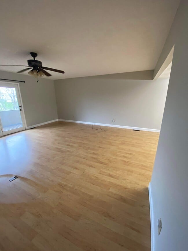 Living area - 211 Morgan Dr