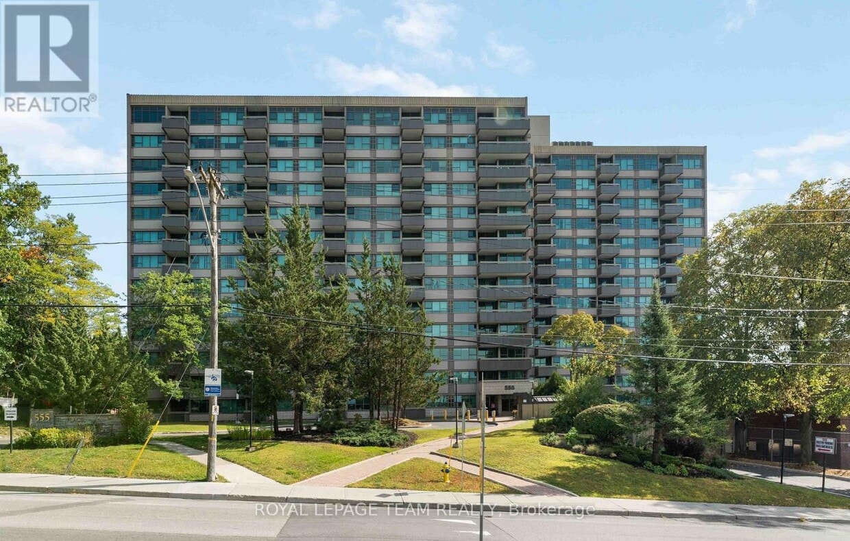 Photo principale - 555-555 Brittany Dr