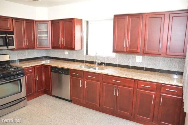 Building Photo - 2 br, 1 bath Apartment - 5955 W Eddy St