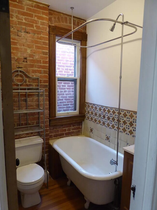 Building Photo - 1105 C St NE