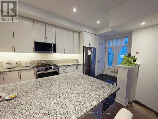 Building Photo - 35 Lunar Cres