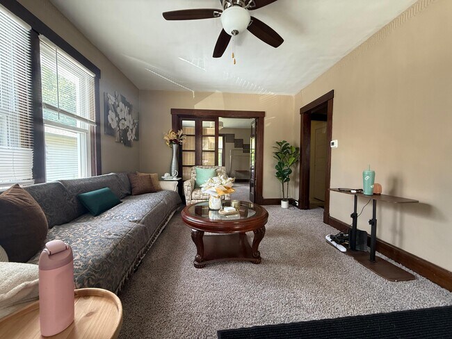 Building Photo - 2 Bed / 1 Bath Main Floor Apartment for Rent – Great Cincinnati Location!