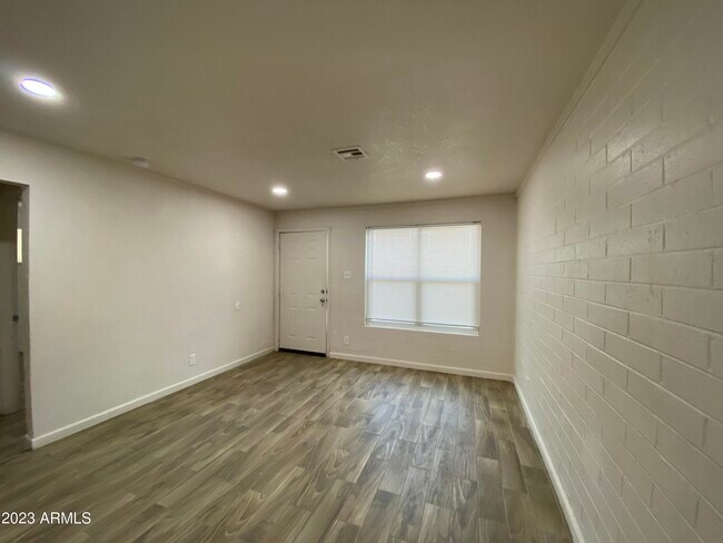 Foto del edificio - 1595 W Mountain View Rd