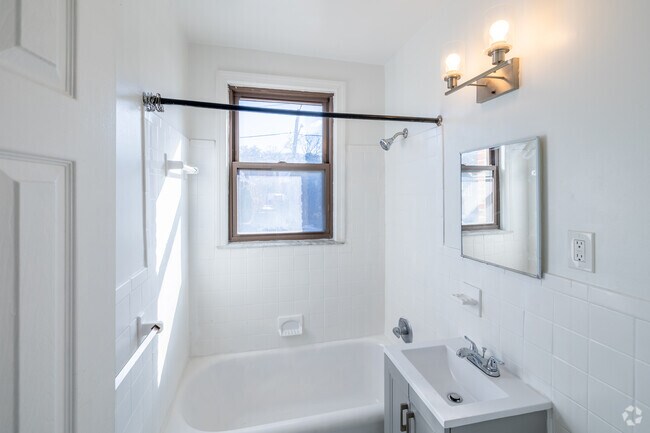 2 habitaciones, 1 baño - 670 pies cuadrados - Baño - 2020 Shepherd St NE