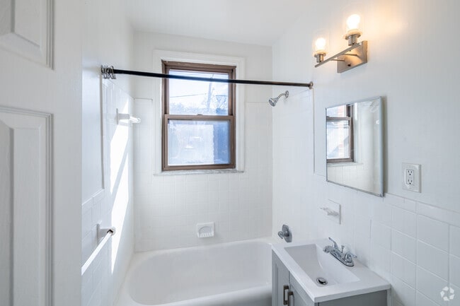 2BR, 1BA - 670SF - Bathroom - 2020 Shepherd St NE