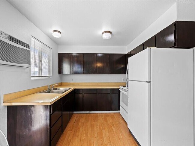 Building Photo - 224 W 21st Ave