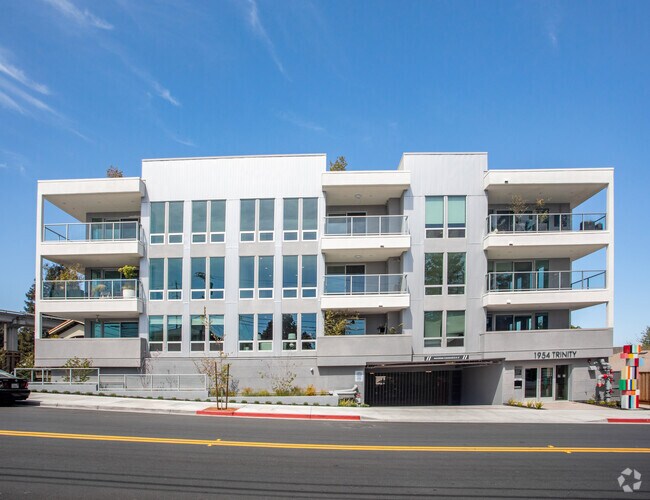 Foto del edificio - Trinity Condominium