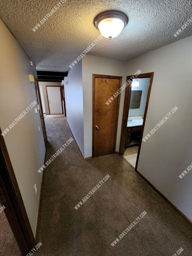 Building Photo - Amazing South KCMO Duplex in Raytown Schoo...