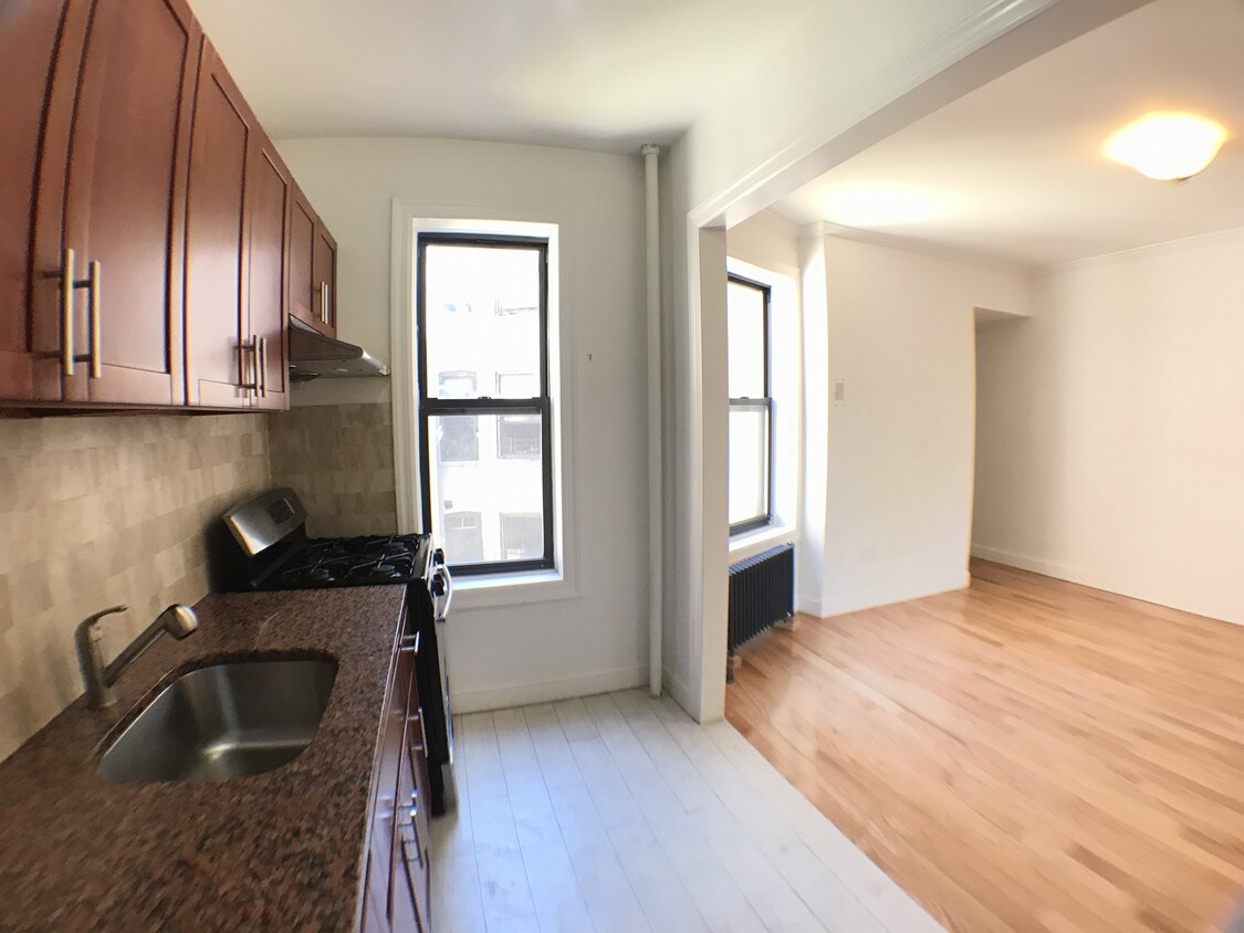 Foto principal - 6215 8th Ave