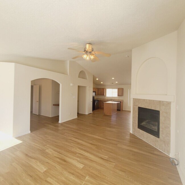 Foto del edificio - 3 bed 2 bath home with an office off the l...