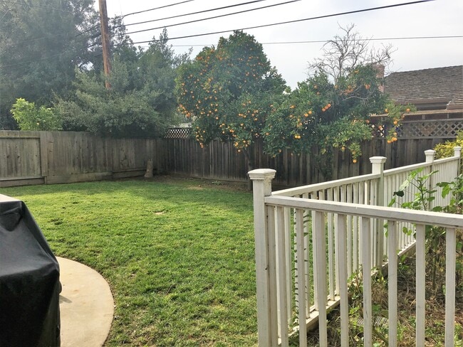 Building Photo - 839 S Knickerbocker Dr