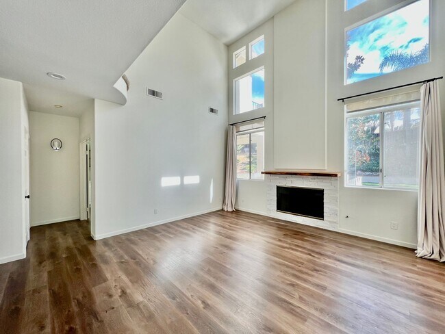 Building Photo - Gorgeous 4B/3BA house w/ 3 Car Garage & La...