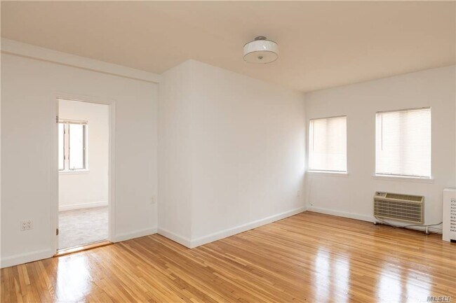 Foto del edificio - 215 Middle Neck Rd