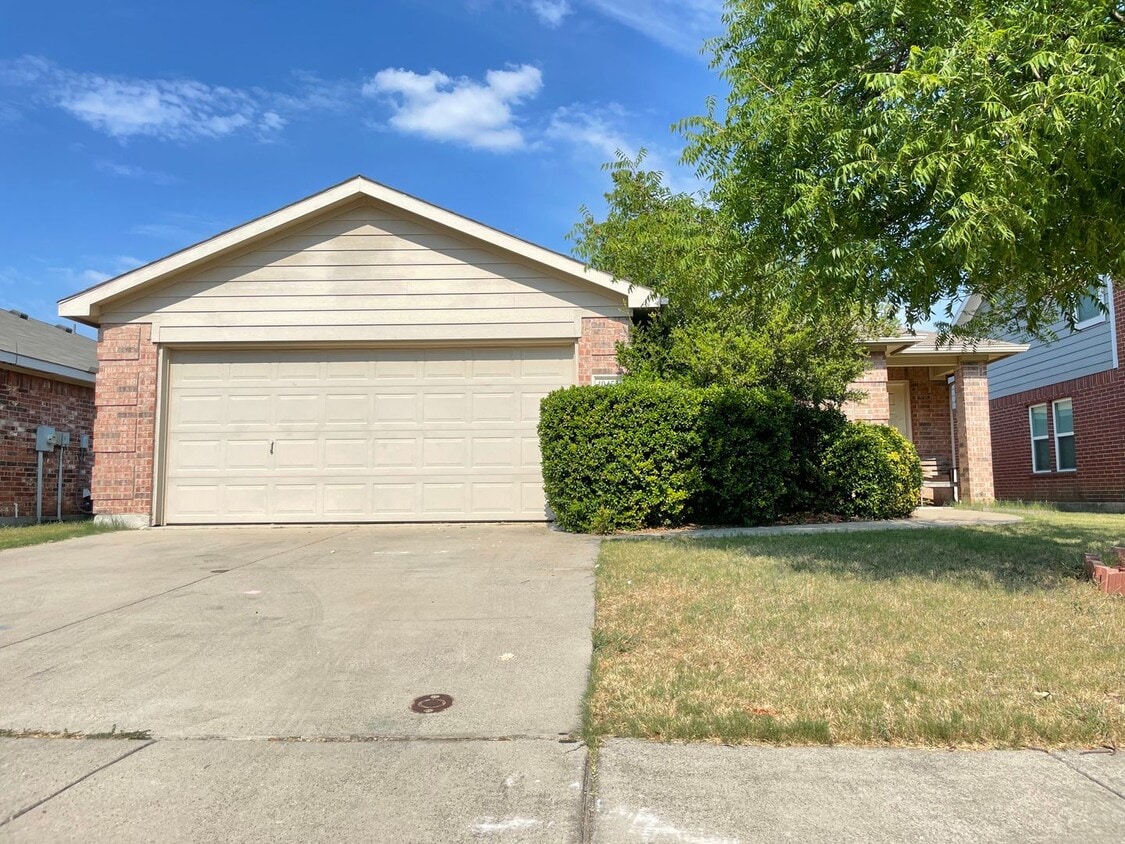 Foto principal - 3 Bedroom 2 Bath Single Story in NWISD
