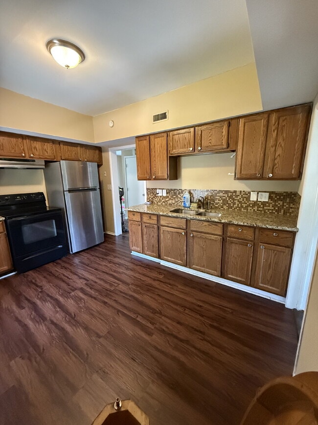 Building Photo - Charming 2 Bedroom 1 Bathroom with small b...
