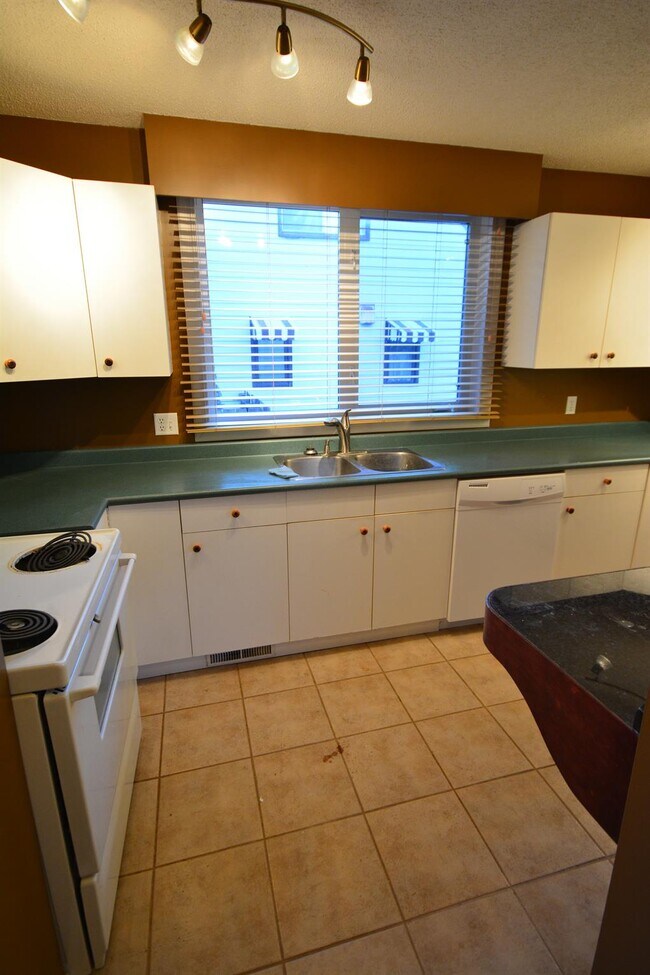 Building Photo - 2 Bed 1 Bath Unit in Calgary, AB