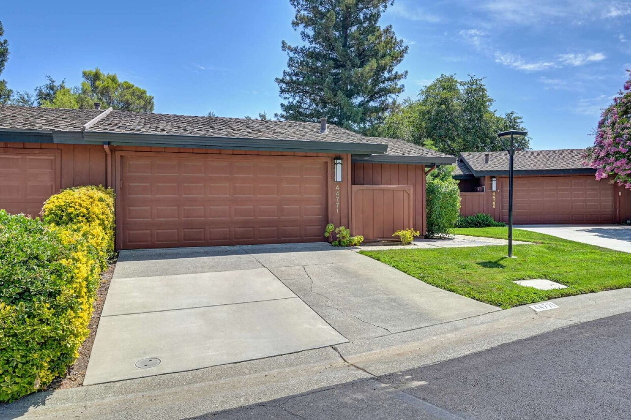 Fabulous condominium home on 6th Fairway of El Macero Country Club. - Fabulous condominium home on 6th Fairway of El Macero Country Club.