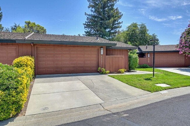 Fabulous condominium home on 6th Fairway of El Macero Country Club. - Fabulous condominium home on 6th Fairway of El Macero Country Club.