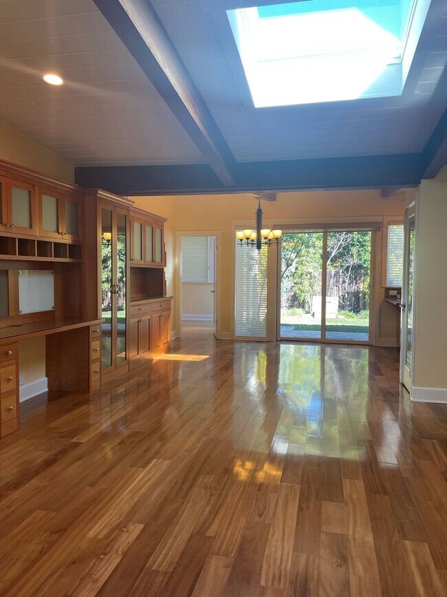 Building Photo - Serene, Executive 5 Bedroom 3 Bath Home wi...