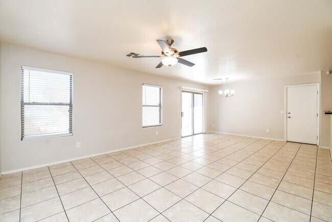 Foto del edificio - 5819 E Harmony Ave