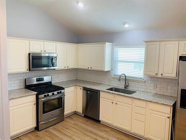 Foto del edificio - 8407 Resada Park Ln