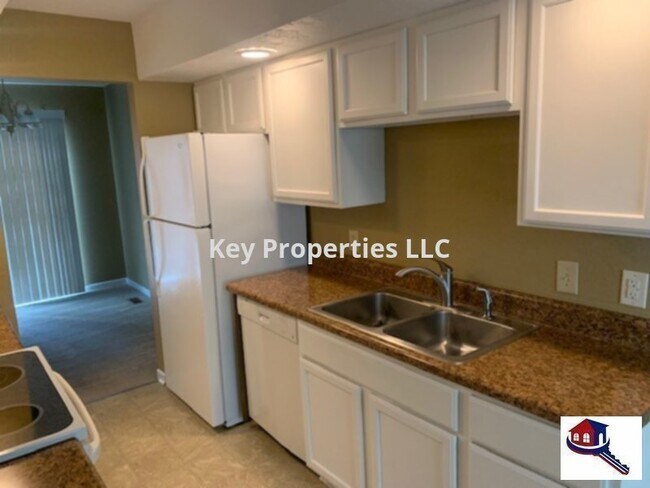 Building Photo - Very Spacious Condo, Two Bedroom w/Den - B...
