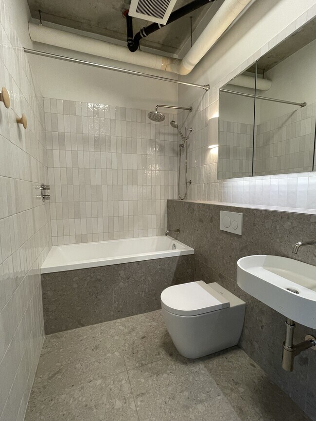 Photo du bâtiment - 495 W 6th Ave
