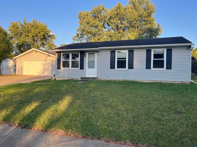 Primary Photo - 2 Trowbridge Ct