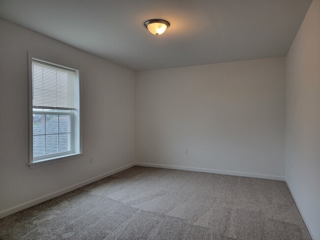 Building Photo - 142 Robert Cir