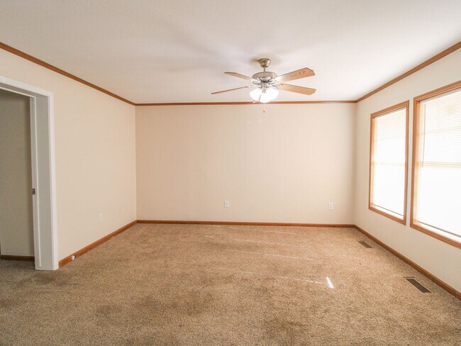 Building Photo - 130 Meadows Ln