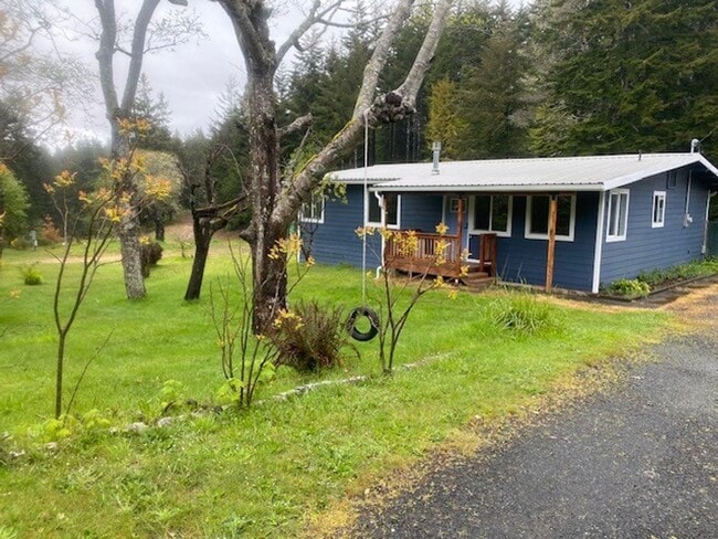 Building Photo - Remodeled 3 bed, 1 bath house with Large 2-car garage!