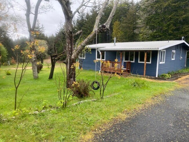Building Photo - Remodeled 3 bed, 1 bath house with Large 2...