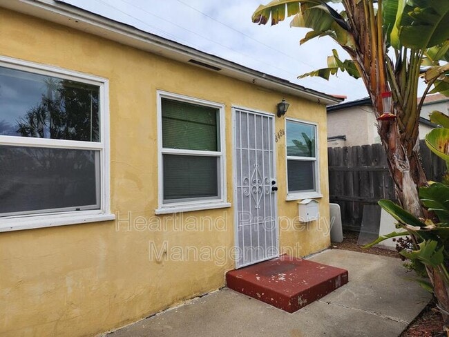 Building Photo - 848 1/2 Emerald Street
