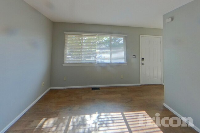 Foto del edificio - 910 Foothills Ct