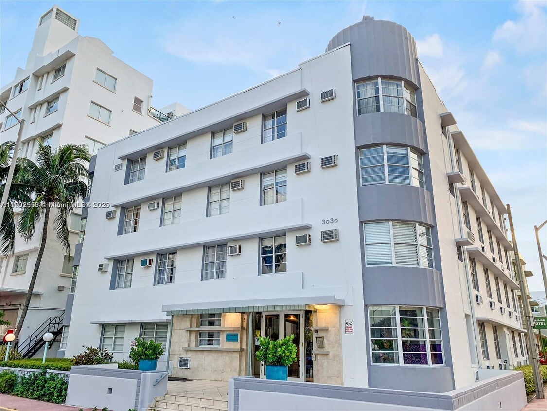 Primary Photo - 3030 Collins Ave