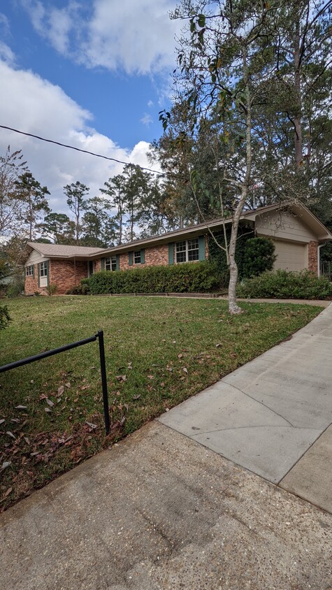 Primary Photo - 3211 Brookforest Dr