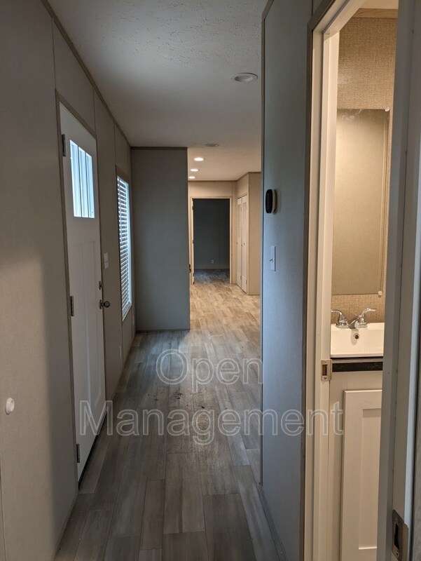 Building Photo - 2710 N Farm Rd 137