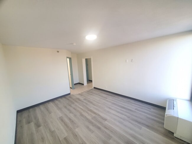 Building Photo - The 702