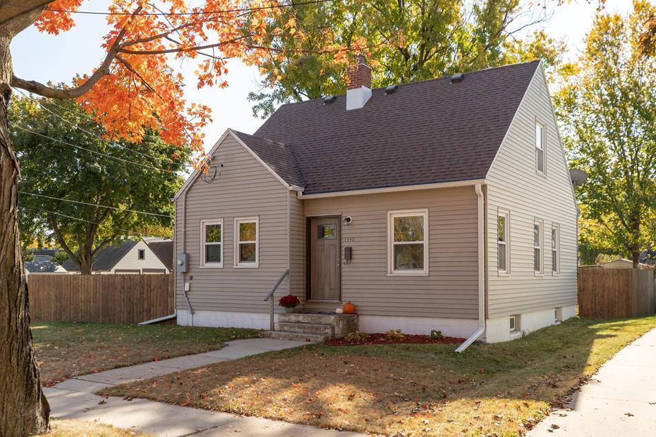 Primary Photo - 1330-3 1/2 3 1/2 St SE