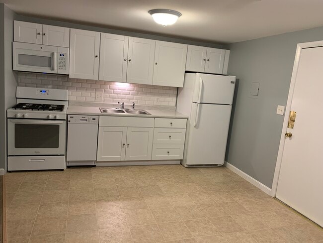 Building Photo - 8 Lancelot Court #26