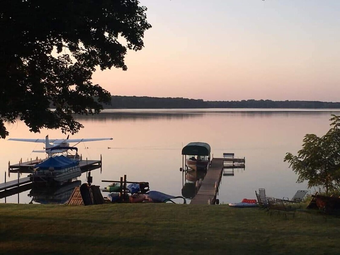 Foto principal - Rare green lake lake home for long term rent!